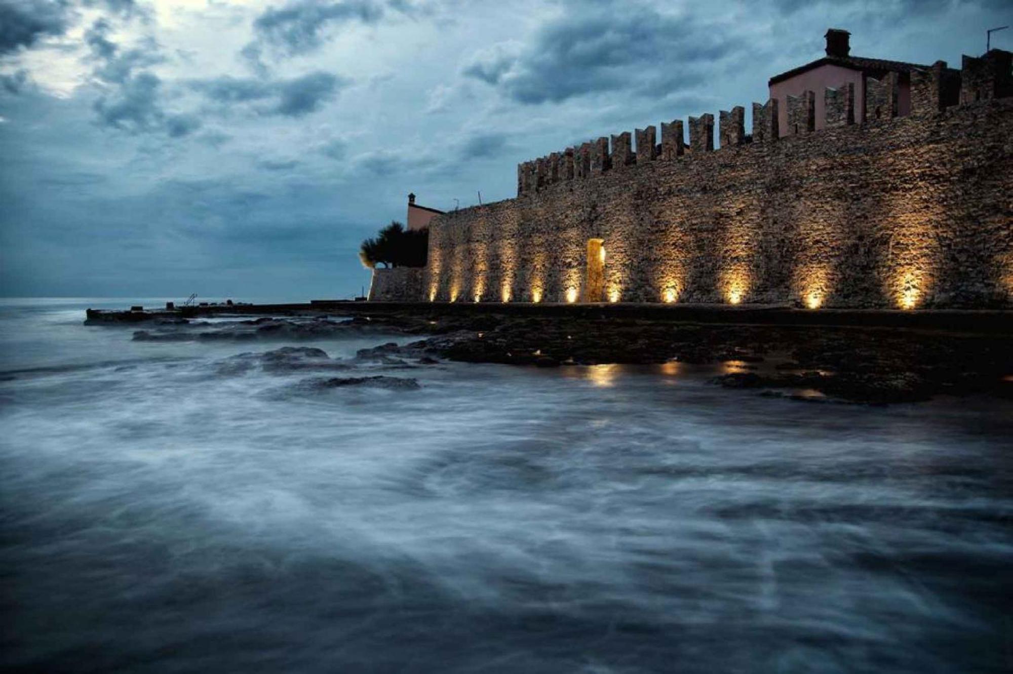 In 33579 * Pula